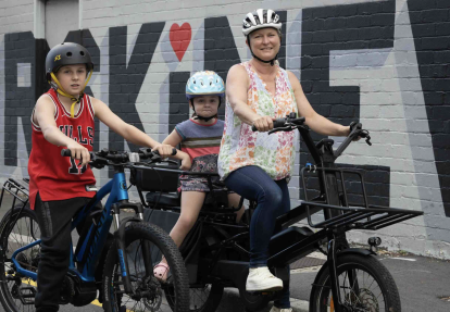 Người dân Úc bỏ xe hơi, chuyển sang xe đạp để đối phó với giá xăng tăng vọt